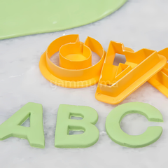 SET. 26 Emporte-pièces Alphabet 5 cm Jaune