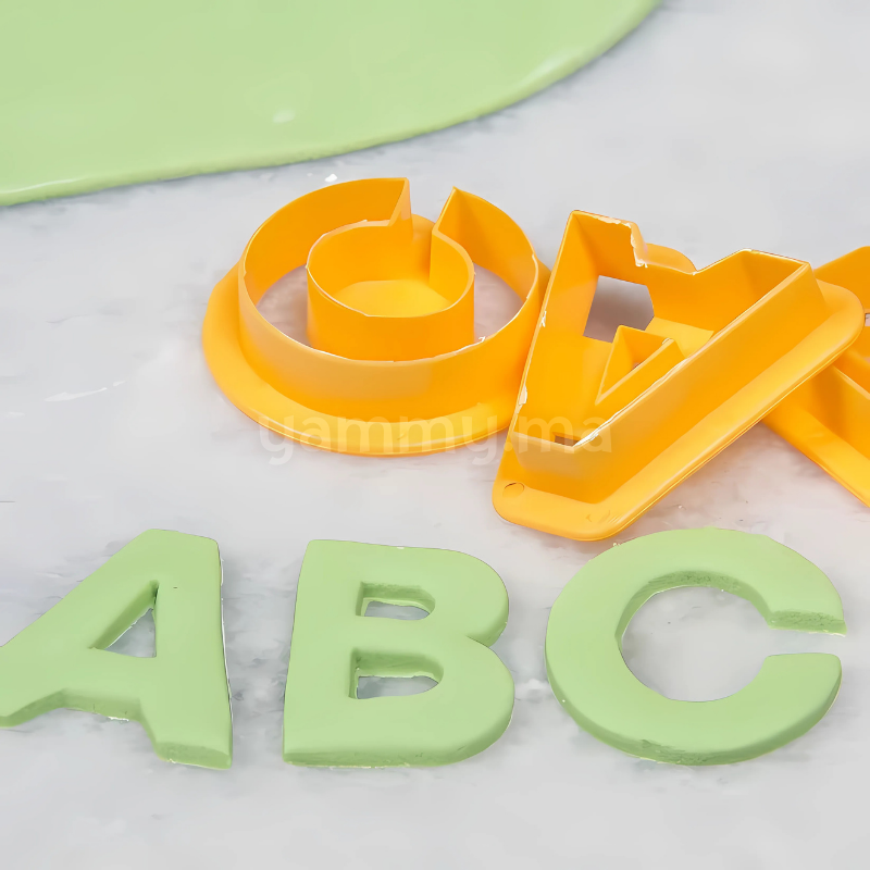 SET. 26 Emporte-pièces Alphabet 5 cm Jaune