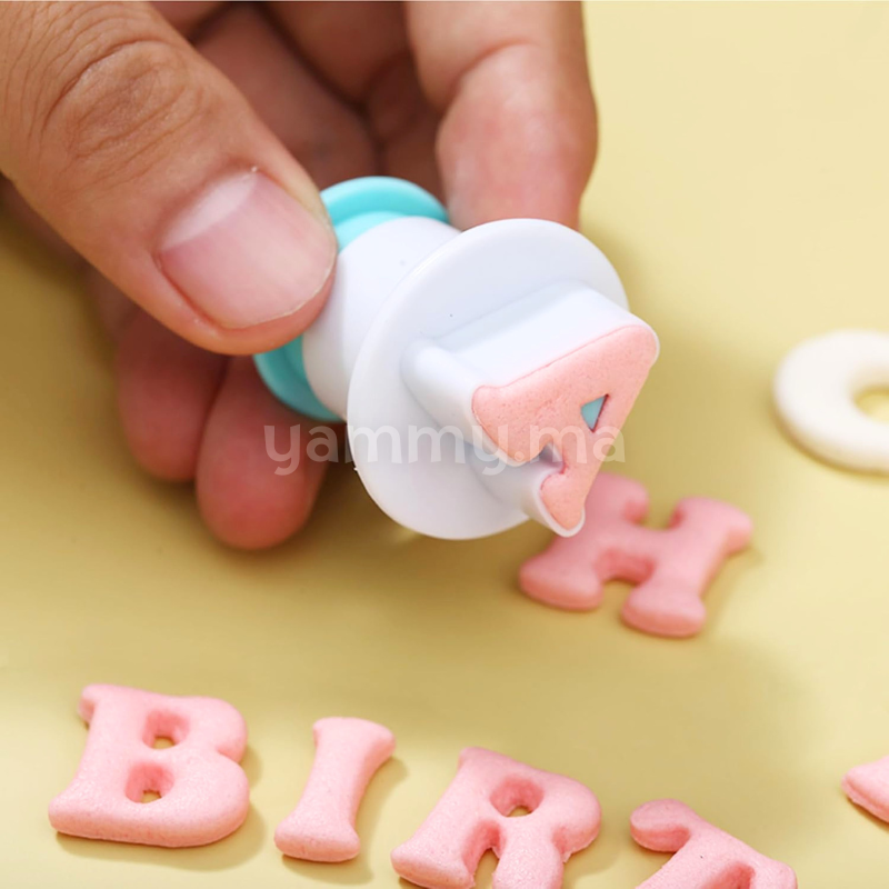 SET. 26 Emporte-pieces avec Poussoir Alphabets
