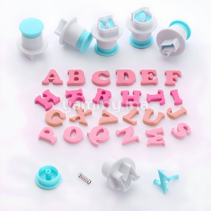 SET. 26 Emporte-pieces avec Poussoir Alphabets