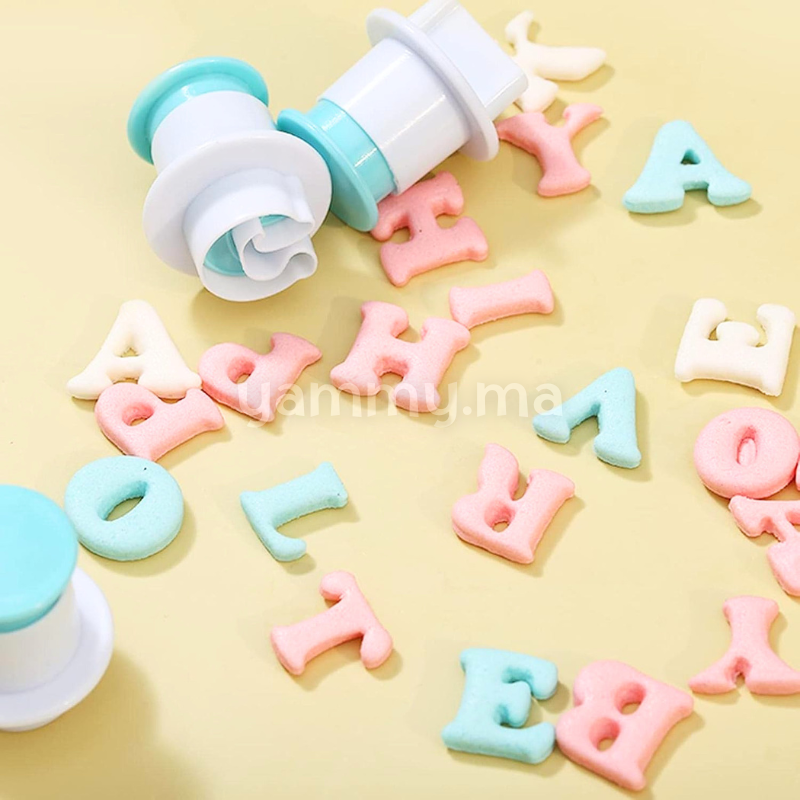SET. 26 Emporte-pieces avec Poussoir Alphabets