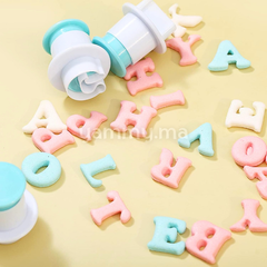 SET. 26 Emporte-pieces avec Poussoir Alphabets
